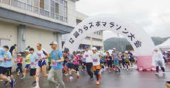 小雨の中スタートを切るランナーたち（写真）