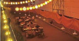 路地裏に見立てライトアップされた会場（写真）