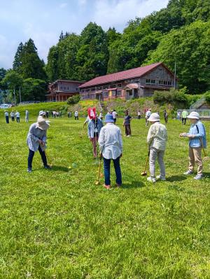 ホールのまわりに集う参加者の様子（写真）