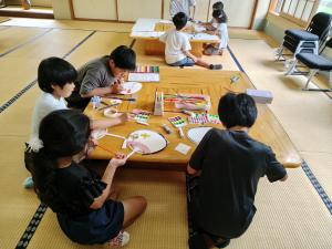 うちわを作成する子どもの様子（写真）