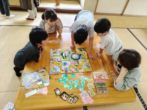 ボードゲームで遊ぶ子どもの様子（写真）