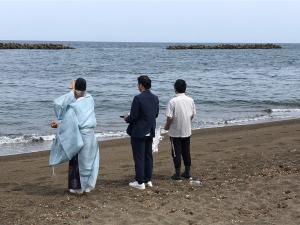 波打ち際での安全祈願が行われている様子(写真)