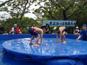 水上かっぱ相撲大会の様子（写真）