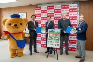 日本郵便株式会社によるオリジナルフレーム切手「高田城址公園観蓮会」の贈呈式(写真)