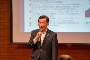 市長が説明している写真