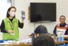 備蓄品を見せてもらっている様子（写真）