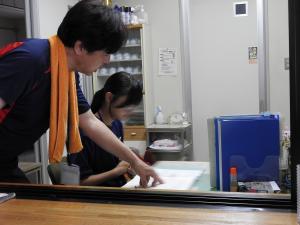 事務を体験（写真）