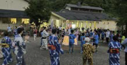 浴衣などを着て盆踊りを楽しむ人々（写真）