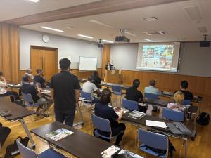 講師に質問する参加者の様子（写真）