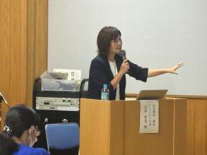 講演する講師の玉井さん(写真)
