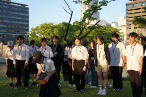ガイドさんに生徒がお礼を述べている様子（写真）