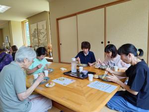 ご近所さんで楽しくそばを食べる方の様子（写真）