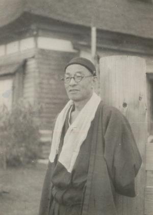 安明荘前での小杉放菴（昭和50年頃）（画像）