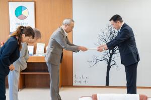 「令和7年度各会計決算審査意見書及び令和7年度決算に基づく健全化判断比率等審査意見書」の手交(写真)