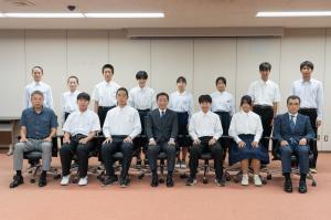 全国中学校体育大会出場者による訪問(写真)