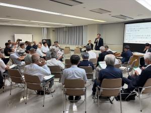 市長が説明している写真