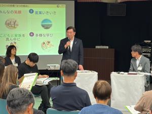市長が説明している写真