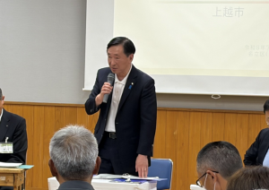 市長が説明している写真