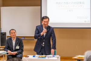市長が説明している写真