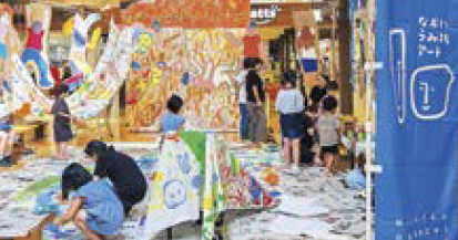 会場一面に飾られたアート(写真)