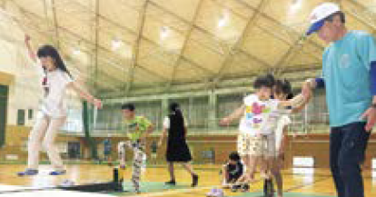 スラックラインに挑戦する子どもたちの様子(写真)