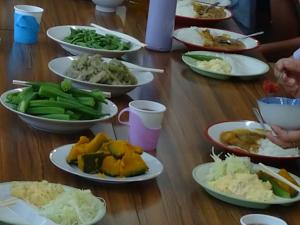 夏野菜をたっぷり使った昼食（写真）