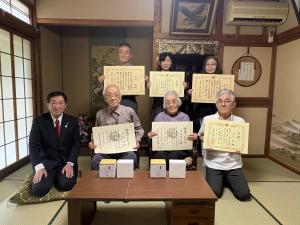 百歳祝賀事業　対象者への表敬訪問（東城町1丁目地内）