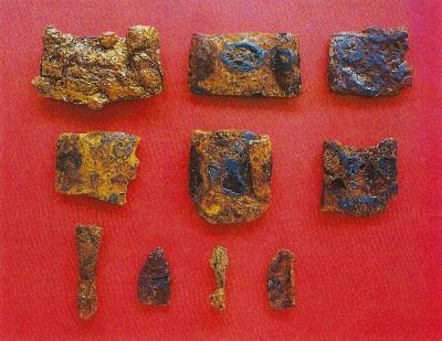 裏山遺跡出土品の画像（鋤先（すきさき）、鉄鏃（てつぞく）、ヤリガンナほか）