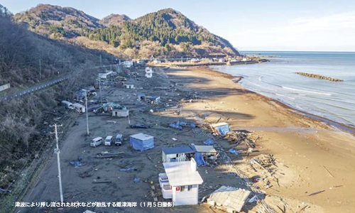 津波により押し流された材木などが散乱する郷津海岸（1月5日撮影・写真）
