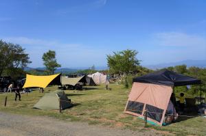 いろいろなテントを張ったキャンプ場の様子（写真）